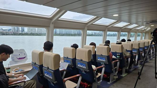 한강버스 내부. 파노라마 통창이 시원한 시야를 확보해줬다. /사진=이설영 기자