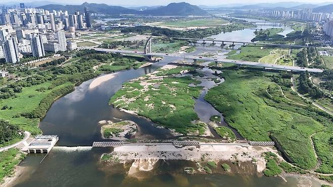 지난 3일 세종시 금강의 세종보(아래)와 환경운동가들이 농성 중인 한두리대교(위에서 두 번째 다리)의 모습. 보철거 시민행동 제공