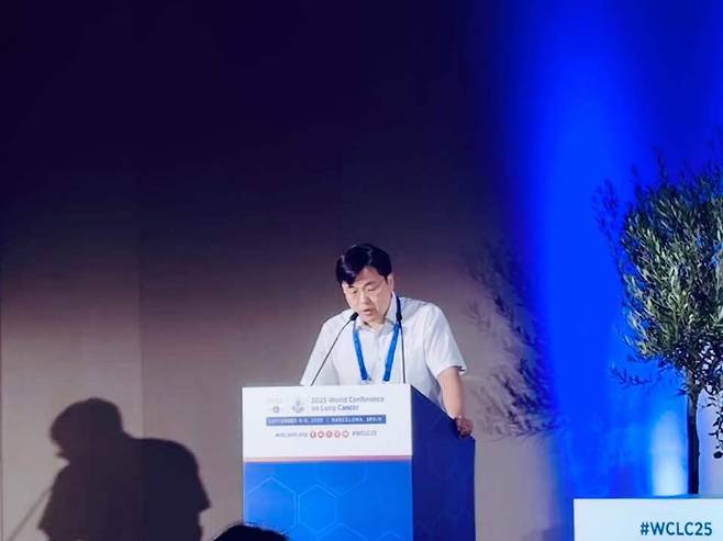 지난 9일(현지시각) 스페인 바르셀로나에서 열린 ‘세계폐암학회 연례학술회의’(WCLC25)에서 금연의 폐암 환자 사망률 감소 효과 연구 결과를 발표 중인 박동원 한양대병원 호흡기·알레르기내과 교수.