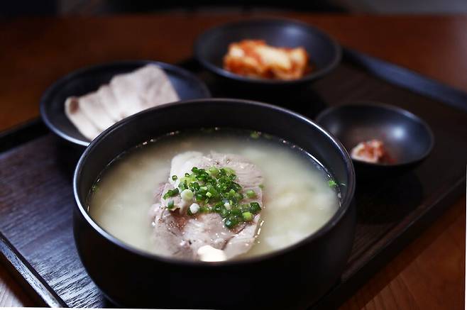 서울 강서구에 있는 돼지곰탕 전문점 ‘칠흑’의 곰탕. 박미향 기자