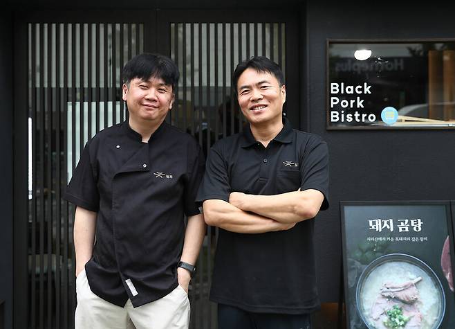 칠흑의 맛을 책임지는 김진영(사진 왼쪽)씨와 운영을 맡은 김재갑씨. 박미향 기자