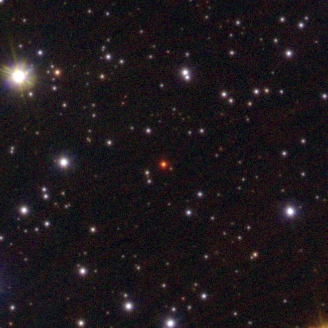 그림 2. 숄츠의 별을 천체망원경으로 찍은 사진. 태양 질량의 0.095배 적색왜성인 숄츠의 별 A와 태양질량 0.063배의 갈색왜성인 숄츠의 별 B로 구성된 쌍성으로 사진 가운데에서 주황색으로 보이는 별이 숄츠의 별이다. 사진 출처: European Southern Observatory