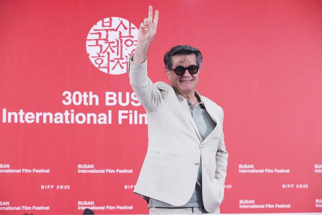 자파르 파나히 감독이 18일 부산 해운대구 영화의전당에서 제30회 부산국제영화제 올해의 아시아영화인상 갈라 프레젠테이션 ‘그저 사고였을 뿐’ 기자회견에서 포즈를 취하고 있다. 연합뉴스