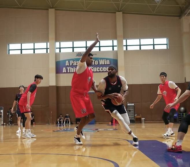 지난 2일 용인 마북체육관에서 열린 케이씨씨와 울산 현대모비스 연습경기 모습. 케이씨씨 구단 제공