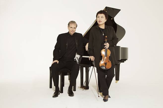 바이올리니스트 정경화와 피아니스트 케빈 케너가 국내와 미주에서 듀오 리사이틀 투어를 펼친다. 크레디아 제공