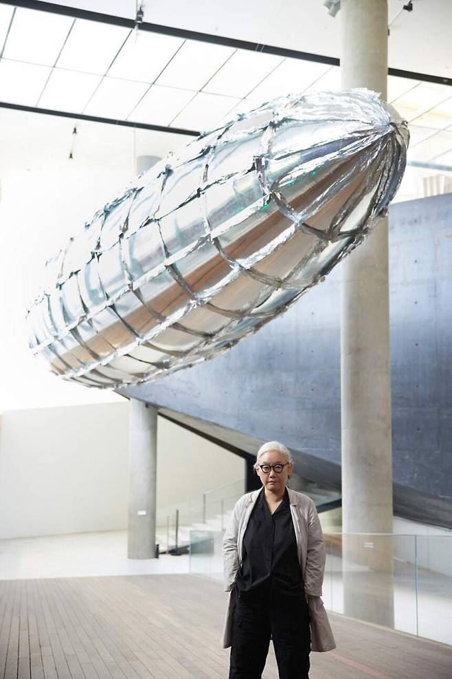 리움미술관 회고전 전시장 들머리에 선 이불 작가. 리움미술관 제공