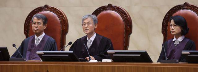 조희대(가운데) 대법원장을 비롯한 대법관들이 5월 1일 서울 서초구 대법원에서 이재명 당시 더불어민주당 대선 후보의 공직선거법 위반 사건에 대해 전원합의체 선고를 하고 있다.