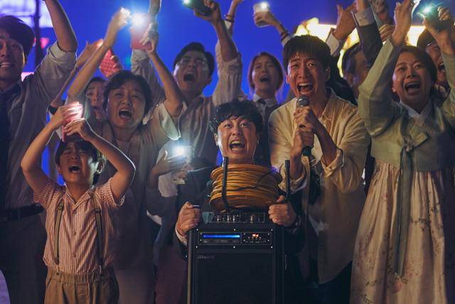 영화 '엑시트'의 한 장면. 건물 옥상에서 구조신호를 보내고 있다. CJ ENM 제공