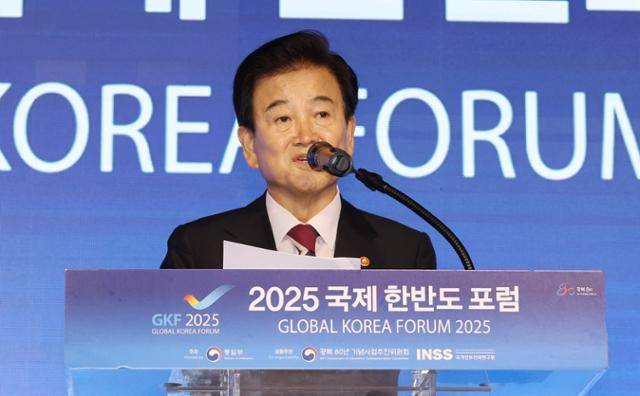 정동영 통일부 장관이 18일 오전 서울 종로구 포시즌스 호텔에서 열린 2025 국제한반도포럼에서 개회사를 하고 있다. 뉴스1