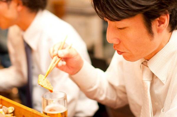 제주도 한 식당에서 회 코스를 먹은 일행이 집단으로 식중독 의심증세를 보여 보건당국이 역학조사를 벌이고 있다./사진=클립아트코리아