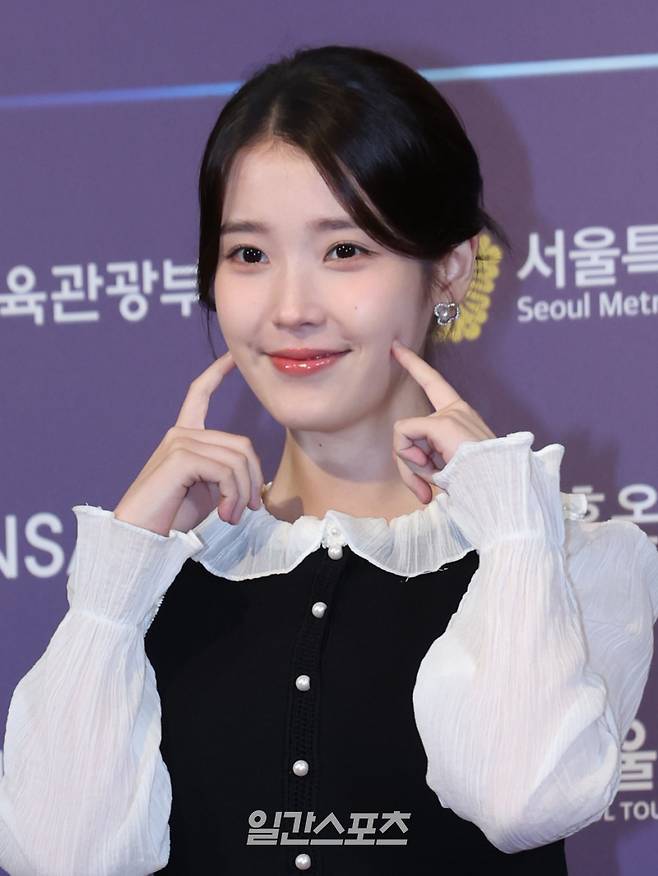 가수 아이유가 28일 오후 서울 중구 롯데호텔에서 열린 '2025 뉴시스 한류엑스포' 포토월 행사에 참석해 포토타임을 갖고 있다. 서병수 기자 qudtn@edaily.co.kr /2025.08.28/
