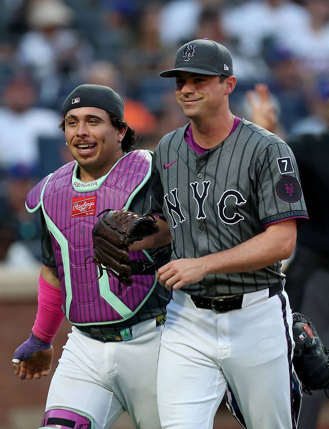 <yonhap photo-1703="">롯데 자이언츠 출신으로 뉴욕 메츠 왼손 불펜으로 활약 중인 브룩스 레일리(오른쪽). [AFP=연합뉴스]</yonhap>