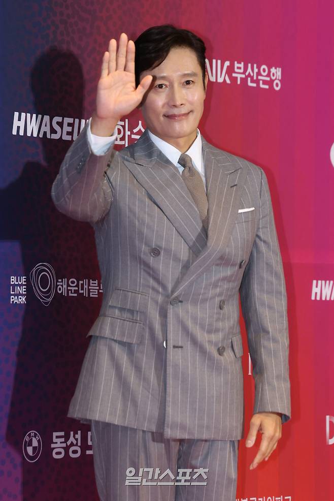 배우 이병헌이 18일 시그니엘 부산에서 열린 제34회 부일영화상 레드카펫 행사에 참석해 포토타임을 갖고 있다. 부산=서병수 기자 qudtn@edaily.co.kr /2025.09.18/