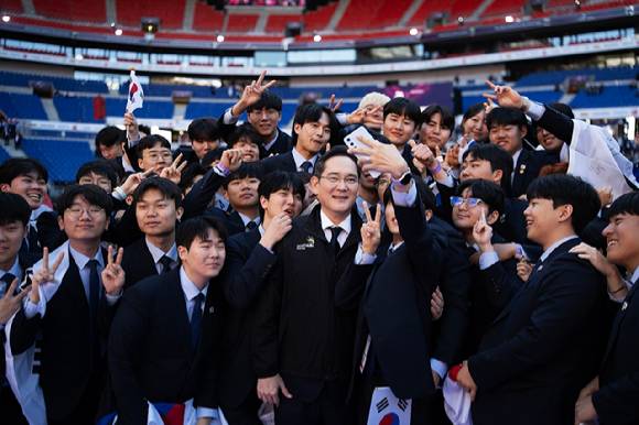 2024년 9월 15일(현지시간) 프랑스 리옹 소재 그루파마스타디움에서 열린 국제기능올림픽 폐회식에 참석한 이재용 삼성전자 회장이 국가대표 선수단과 사진을 촬영하는 모습. [사진=삼성]