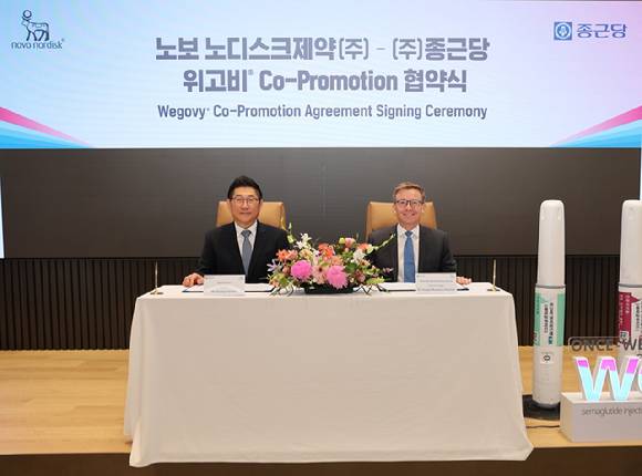 김영주 종근당 대표(왼쪽)와 캐스퍼 로세유 포울센 한국노보노디스크제약 대표가 기념 촬영을 하고 있다. [사진=종근당 제공]