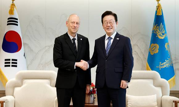 이재명 대통령이 18일 서울 용산 대통령실에서 저서 '정의란 무엇인가'로 유명한 마이클 샌델 하버드 대학교 교수를 접견하고 있다. 2025.9.18 [대통령실통신사진기자단] [사진=연합뉴스]