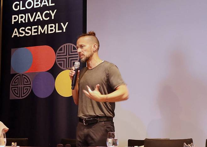 9월 17일 서울 용산구에 위치한 그랜드 하얏트 서울에서 버넷 교수가 기자들과 인터뷰를 진행하고 있다 / 출처=IT동아