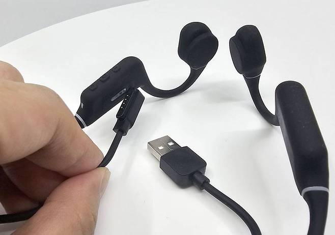 3개의 버튼 조합으로 다양한 제어를 할 수 있으며 마그네틱(자석식) 포트로 배터리 충전을 한다 / 출처=IT동아