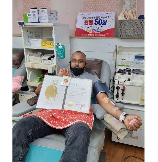 과거 찬다나씨의 50번째 헌혈 모습  (본인 제공)