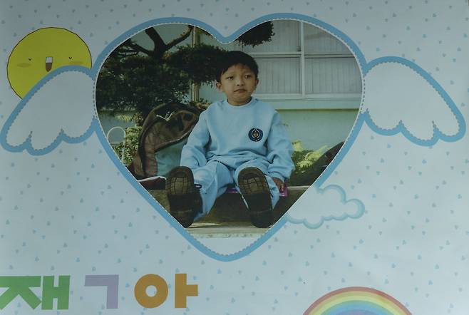'팀 재국'의 집 거실 벽엔 재국이 열살 무렵 학교 운동회에서 혼자 앉아 있는 사진이 걸려있다. 이 모습 때문에 아버지 배종훈씨는 아들에게 넓은 세상을 보여주겠노라 다짐을 하게 됐다.