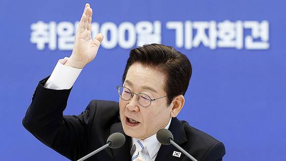 9월 11일 청와대 영빈관에서 열린 취임 100일 기자회견에서 취재진의 질문에 답변하는 이재명 대통령. [연합뉴스]