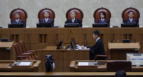 5월 1일 조희대 대법원장(가운데)이 이재명 더불어민주당 대선 후보의 공직선거법 사건 전원합의체 선고를 위해 대법원 대법정에 입장해 장내 정돈을 선언하고 있다. [중앙포토]