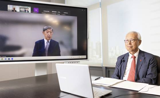 신각수 전 주일대사(오른쪽)가 11일 서울 상암동 중앙일보에서 기타오카 신이치 도쿄대 교수와 화상으로 대담을 하고 있다. 전민규 기자.