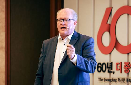 그레고시 피에호타 국제뉴스미디어협회(INMA) 수석연구원이 17일 오후 서울 중구 롯데호텔서울에서 열린 중앙일보 창간 60주년 기념 글로벌 미디어 컨퍼런스에서 발표를 하고 있다. 그는 "미래 언론사는 음반 회사와 같은 모습일 것"이라고 예상했다. 김성룡 기자