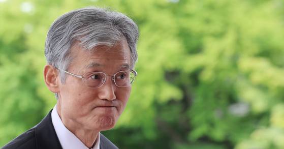 조희대 대법원장이 18일 오전 서울 서초구 대법원으로 출근하고 있다. 뉴시스