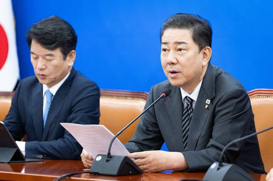김병기 더불어민주당 원내대표가 18일 서울 여의도 국회에서 열린 정책조정회의에서 모두 발언을 하고 있다. 뉴스1