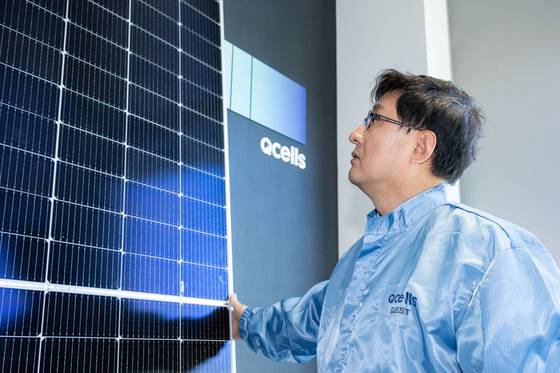 김성환 환경부 장관이 지난 11일 한화미래기술연구소를 방문해 태양광 패널을 살펴보고 있다. 연합뉴스