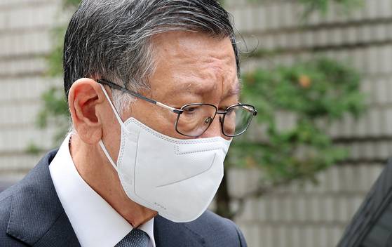 박삼구 전 금호아시아나그룹 회장이 18일 서울고법에서 열린 계열사 부당 지원 및 3천억원대 회삿돈 횡령 혐의 관련 2심 선고에서 징역 2년 6개월에 집행유예를 선고 받은 뒤 법정을 나서고 있다.연합뉴스
