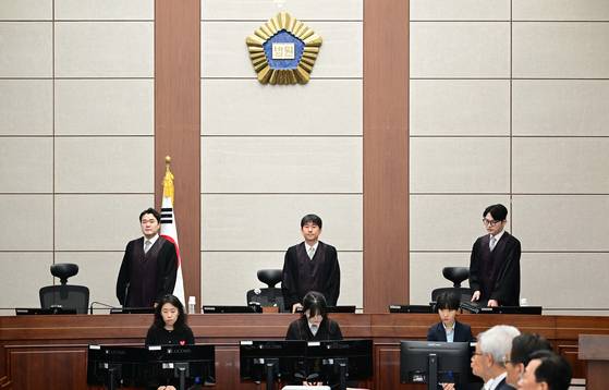 지귀연 부장판사(뒷줄 가운데)가 윤석열 전 대통령의 내란 우두머리 혐의 재판을 하기 위해 지난 4월 21일 오전 서울 서초구 서울중앙지법 417호 법정으로 들어오고 있다. 사진공동취재단