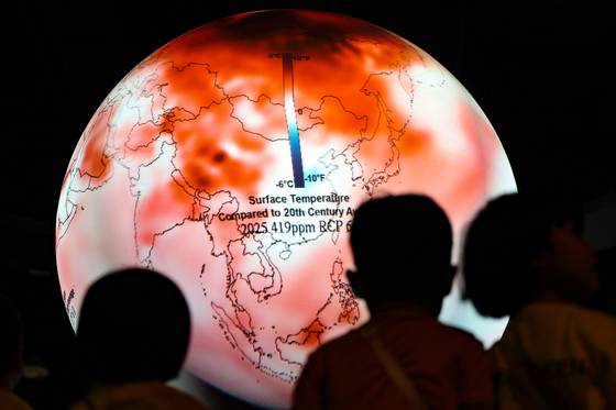 전국에 폭염이 계속되고 있는 지난 7월 4일 대구 달성군 국립대구과학관을 찾은 어린이들이 올해 기후 예상도를 나타내고 있는 SOS시스템을 살펴보고 있다. 연합뉴스