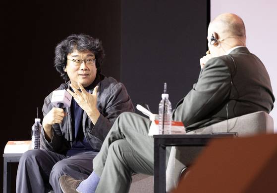 중앙일보 창간 60주년 글로벌 미디어 컨퍼런스가 18일 서울 소공동 롯데호텔에서 열렸다. 이날 봉준호 영화감독(왼쪽)이이 '창작자에서 설계자로 : 경계를 파괴하는 세계의 구축법'이라는 주제로 마크 톰슨 CNN CEO와 대담하고 있다. 전민규 기자