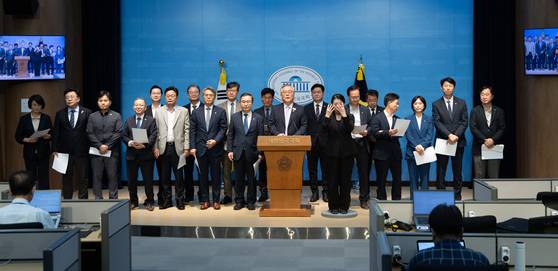 더불어민주당 초선 의원들이 17일 서울 여의도 국회 소통관에서 미국 근로자 구금 사태 및 관세 협상 관련 기자회견을 하고 있다. 뉴스1