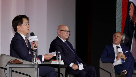 박장희 중앙일보 대표와 얼 윌킨슨 INMA 대표, 후안 세뇨르 이노베이션미디어컨설팅(IMC) 대표(왼쪽부터)가 '신문산업 패러다임의 변화, 혁신 그리고 미래' 주제로 대화를 나누고 있다. 후안 세뇨르는 "저널러즘이 저널리즘을 구한다"라고 했다. 장진영 기자