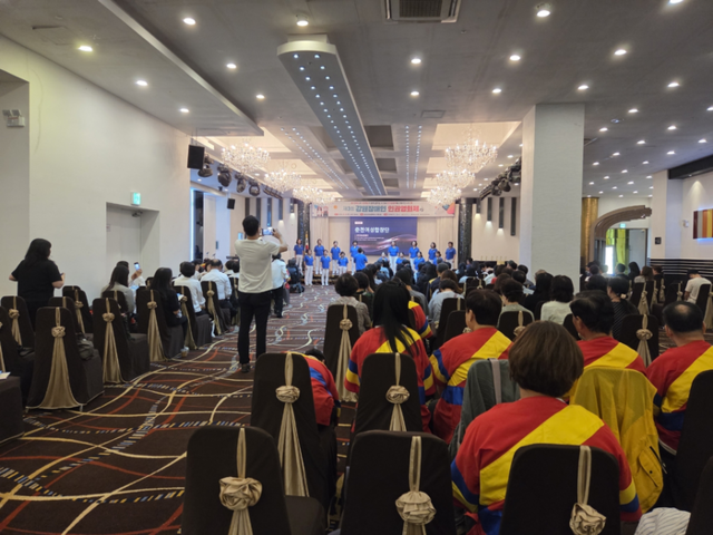 ▲ 춘천장애인인권영화제 ‘울림’에서 춘천여성합창단이 축하공연을 하고 있다.