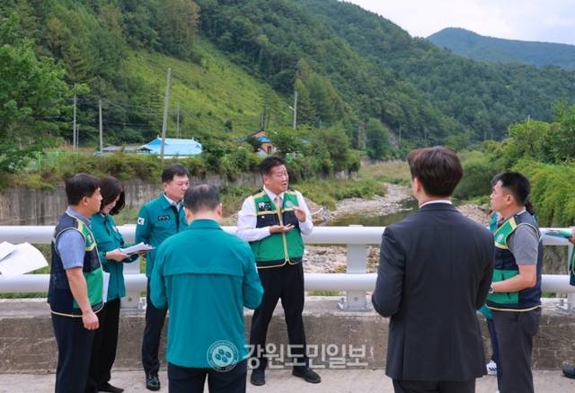 ▲ 태백시와 정선(고한·사북)·삼척(도계)의 용수공급원인 광동댐이 17일 현재 저수량이 477만2900㎥로, 총저수량(1310만㎥)의 36.4%(저수율)를 기록하며 가뭄 대응 ‘주의단계’가 발효됐다. 태백시의 광동댐 상류 골지천 현장점검 모습. 전인수