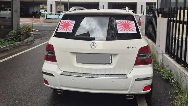 ▲ '욱일기'로 도배된 벤츠 차량 [온라인 커뮤니티]