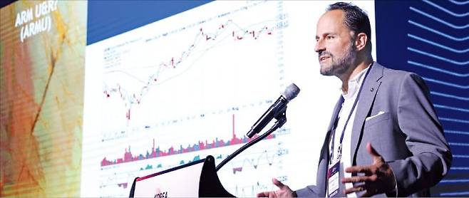 매튜 터틀 터틀캐피털매니지먼트 최고경영자(CEO)가 17일 ‘KIW 2025’에서 상장지수펀드(ETF)를 활용한 업종별 투자 전략을 주제로 발표하고 있다.  /김범준 기자