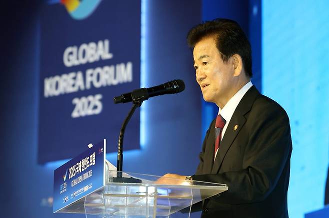 정동영 통일부 장관이 18일 오전 서울 종로구 포시즌스 호텔에서 열린 2025 국제한반도포럼에서 개회사를 하고 있다. 뉴스1