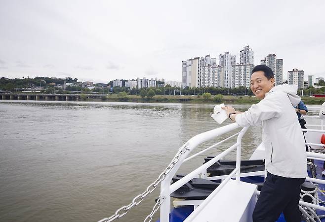 한강버스가 정식 운항을 시작한 18일 서울 여의도에서 출발한 한강버스에 승선한 오세훈 서울시장이 한강을 바라보고 있다. /사진=연합뉴스