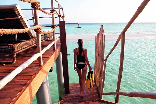 콘스탄스 무푸시 리조트의 워터빌라에서 바다로 나가는 계단 전경