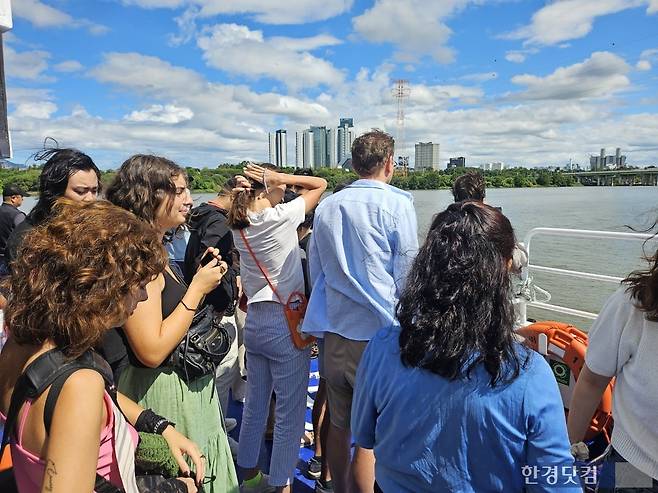 한강버스에 승선한 외국인들/사진=유지희 기자