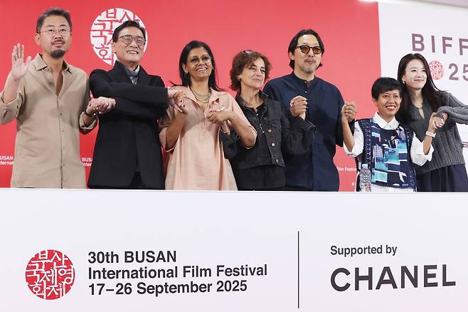 18일 부산 해운대구 영화의전당에서 열린 '제30회 부산국제영화제 경쟁 심사위원 기자회견'에서 심사위원들이 기념촬영을 하고 있다. 왼쪽부터 나홍진 감독, 배우 양가휘, 난디타 다스 감독, 마르지예 메쉬키니 감독, 코고나다 감독, 프로듀서 율리아 에비나 바하라, 배우 한효주. /연합