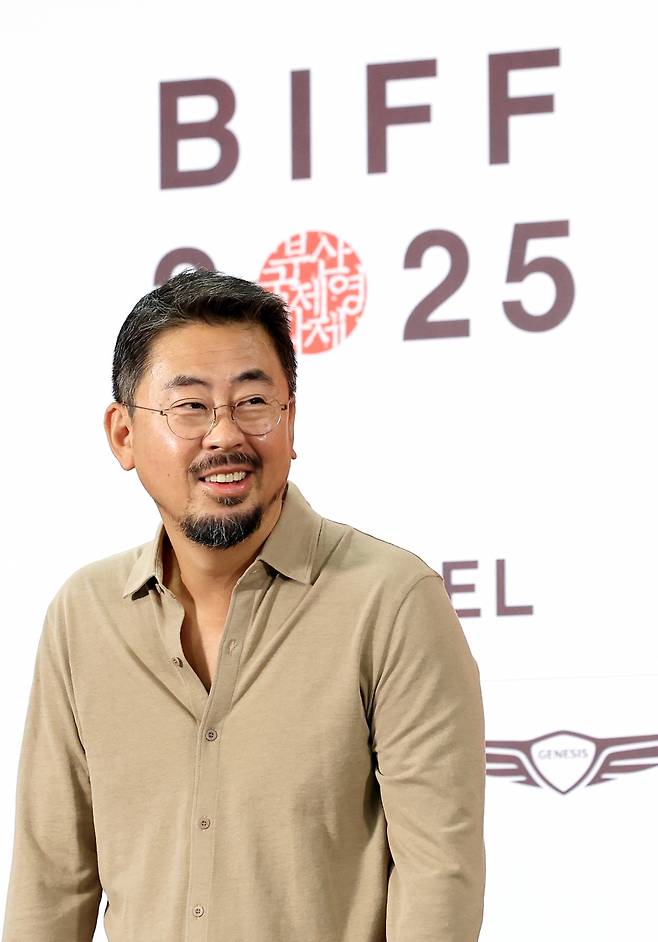 나홍진 감독이 18일 부산 해운대구 영화의전당에서 진행된 제30회 부산국제영화제 경쟁 심사위원 기자회견에 참석해 미소를 짓고 있다. /뉴스1