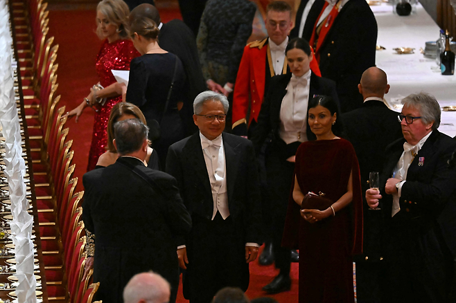 젠슨 황 엔비디아 최고경영자가 17일(현지시간) 영국 윈저성에서 열린 도널드 트럼프 대통령을 위한 국빈만찬에 참석하고 있다. AFP연합뉴스