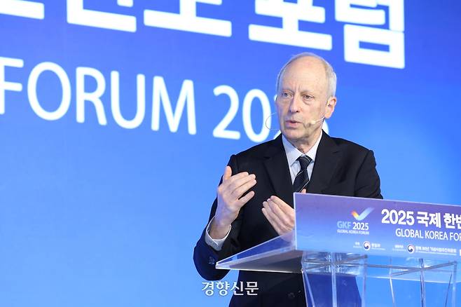 마이클 샌델 하버드대 교수가 18일 서울 종로구 포시즌스 호텔에서 통일부 주최로 열린 ‘2025 국제 한반도 포럼’의 기조연설을 하고 있다. 통일부 제공