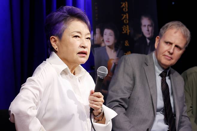 바이올리니스트 정경화가 18일 오후 서울 종로구 크레디아클래식클럽에서 열린 기자간담회에서 질문에 답하고 있다. 오른쪽은 피아니스트 케빈 케너. 연합뉴스